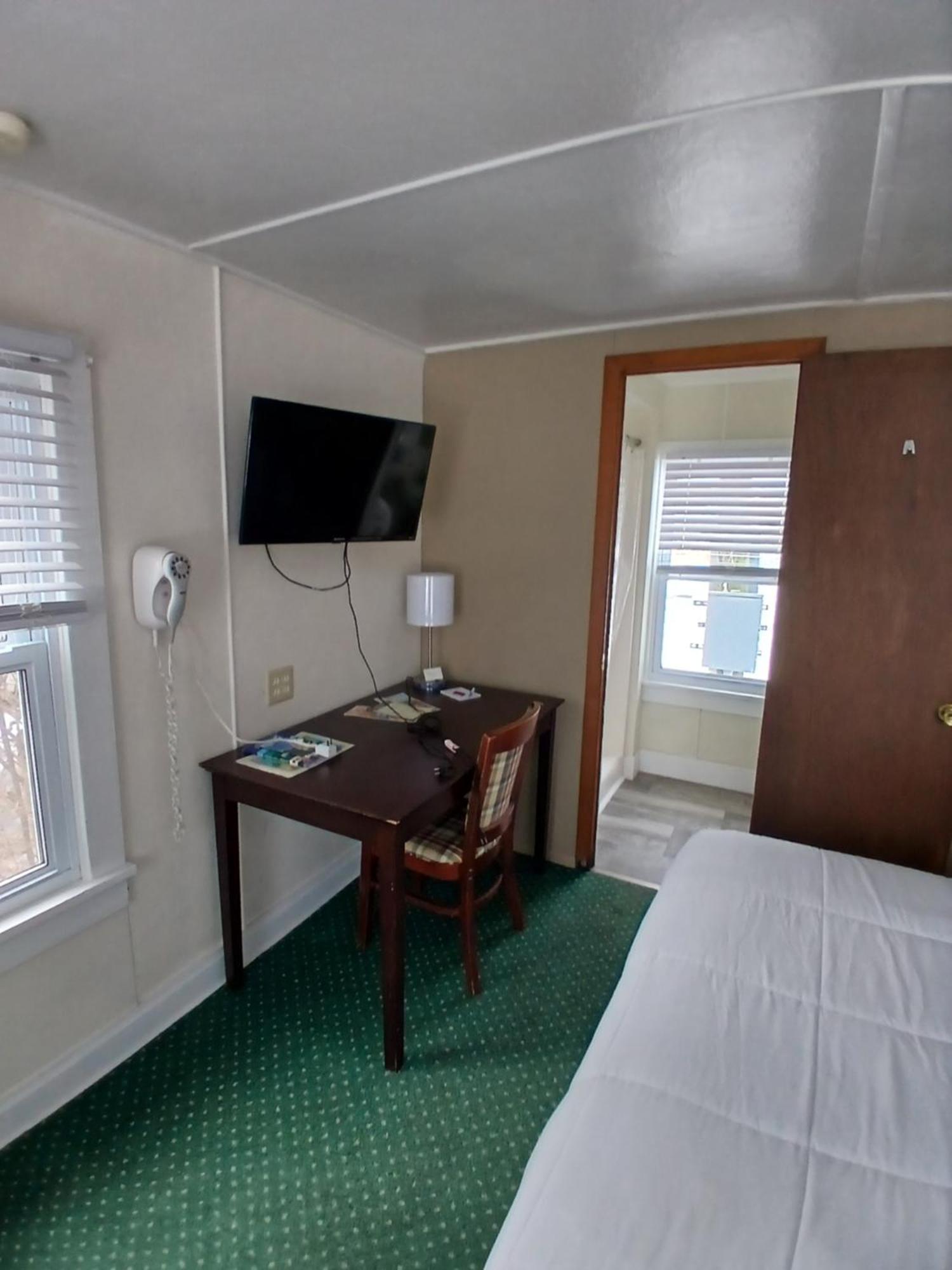 Plantation Motel Хюрон Екстериор снимка